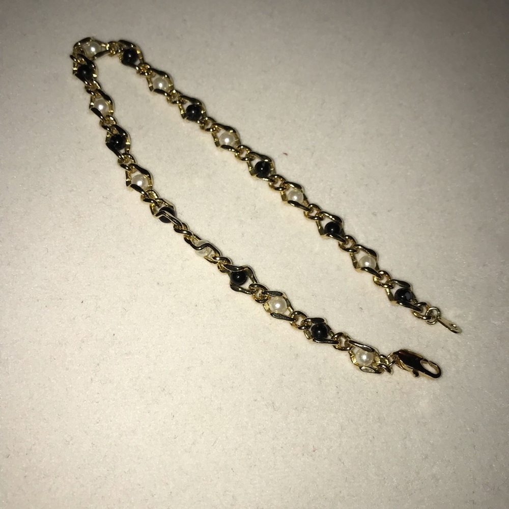 💛Inch of Gold faux Black & White pearls💛